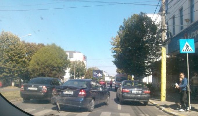 Tată şi fiu, accidentaţi pe trecerea de pietoni